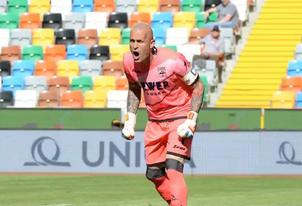 Il Crotone ribalta la rete iniziale di Lasagna con le marcature di Simy e dell'ex Faraoni. La squadra di Zenga scavalca la Spal.