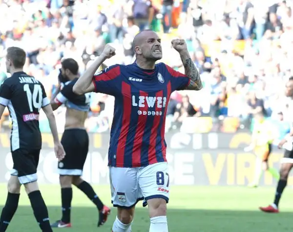 Il Crotone ribalta la rete iniziale di Lasagna con le marcature di Simy e dell'ex Faraoni. La squadra di Zenga scavalca la Spal.