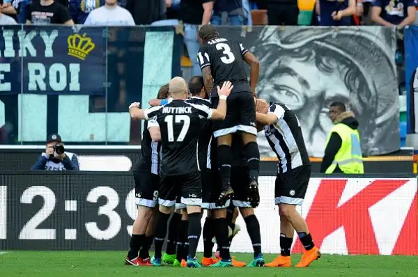 La squadra di Inzaghi passa 2-1 in Friuli in rimonta e aggancia la Roma: ottavo ko di fila per Oddo.
