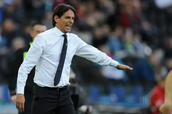La squadra di Inzaghi passa 2-1 in Friuli in rimonta e aggancia la Roma: ottavo ko di fila per Oddo.