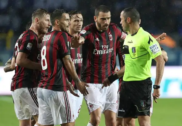 A Bergamo si gioca sotto il diluvio, ma il clima è infuocato. Al vantaggio di Kessie risponde Masiello nei minuti finali.