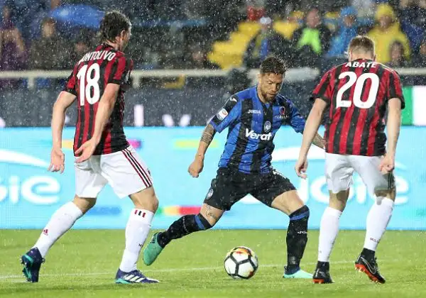 A Bergamo si gioca sotto il diluvio, ma il clima è infuocato. Al vantaggio di Kessie risponde Masiello nei minuti finali.