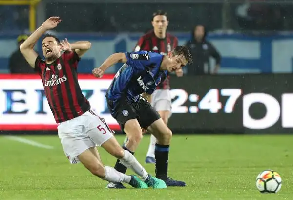 A Bergamo si gioca sotto il diluvio, ma il clima è infuocato. Al vantaggio di Kessie risponde Masiello nei minuti finali.