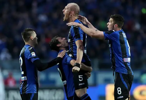A Bergamo si gioca sotto il diluvio, ma il clima è infuocato. Al vantaggio di Kessie risponde Masiello nei minuti finali.