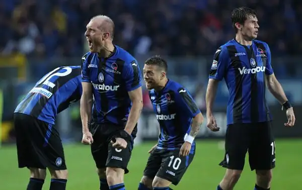 A Bergamo si gioca sotto il diluvio, ma il clima è infuocato. Al vantaggio di Kessie risponde Masiello nei minuti finali.