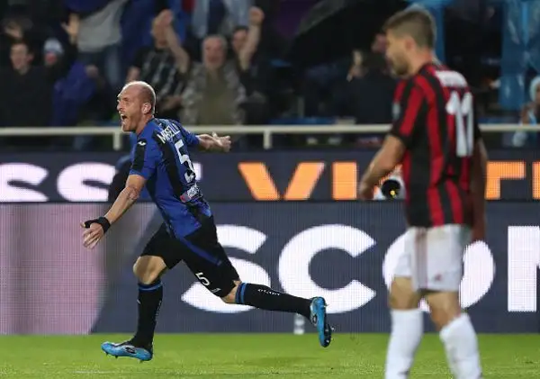 A Bergamo si gioca sotto il diluvio, ma il clima è infuocato. Al vantaggio di Kessie risponde Masiello nei minuti finali.