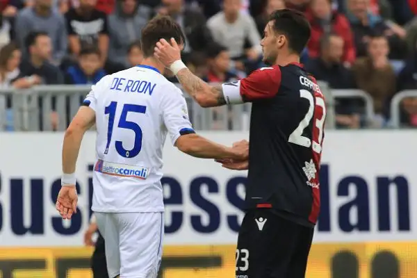 Ceppitelli firma la vittoria che conferma gli isolani in A, Dea sconfitta (Caldara sbaglia un rigore) e costretta a iniziare la nuova avventura europea a luglio.