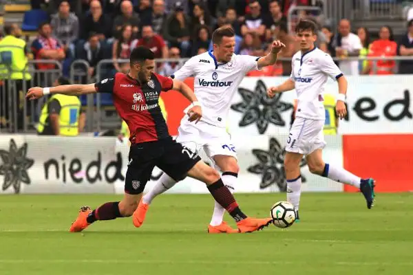 Ceppitelli firma la vittoria che conferma gli isolani in A, Dea sconfitta (Caldara sbaglia un rigore) e costretta a iniziare la nuova avventura europea a luglio.