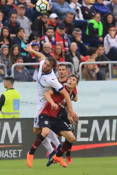 Ceppitelli firma la vittoria che conferma gli isolani in A, Dea sconfitta (Caldara sbaglia un rigore) e costretta a iniziare la nuova avventura europea a luglio.