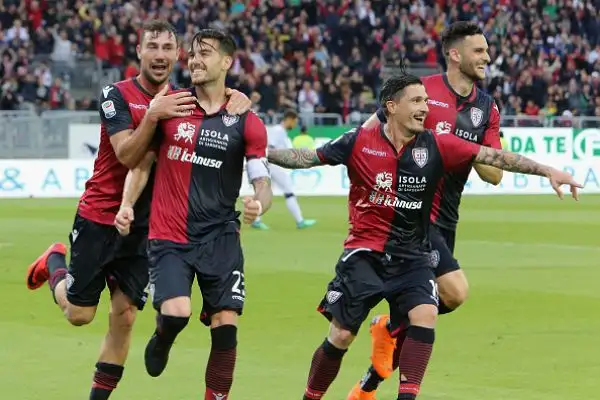 Ceppitelli firma la vittoria che conferma gli isolani in A, Dea sconfitta (Caldara sbaglia un rigore) e costretta a iniziare la nuova avventura europea a luglio.