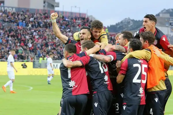 Ceppitelli firma la vittoria che conferma gli isolani in A, Dea sconfitta (Caldara sbaglia un rigore) e costretta a iniziare la nuova avventura europea a luglio.