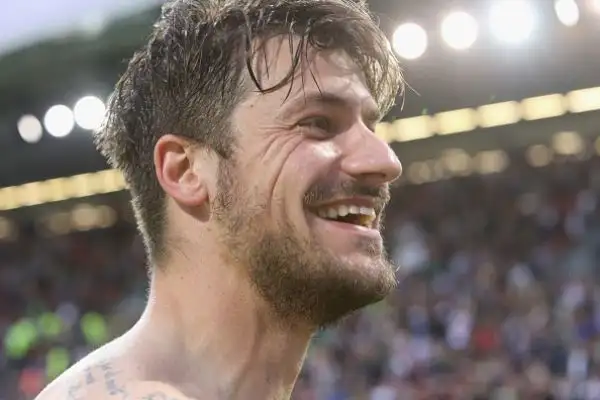 Ceppitelli firma la vittoria che conferma gli isolani in A, Dea sconfitta (Caldara sbaglia un rigore) e costretta a iniziare la nuova avventura europea a luglio.