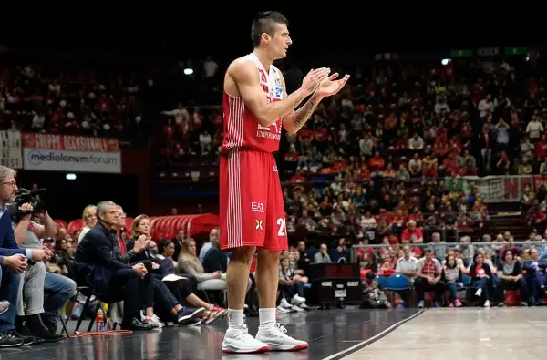 La partita a tratti è sembrata il replay di gara 1, poi l’Olimpia perde un po’ di fluidità e permette alla Red October Cantù di riavvicinarsi, senza però mettere mai a rischio il risultato finale.