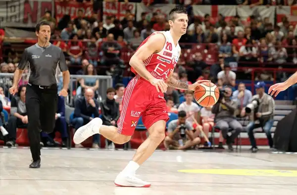 La partita a tratti è sembrata il replay di gara 1, poi l’Olimpia perde un po’ di fluidità e permette alla Red October Cantù di riavvicinarsi, senza però mettere mai a rischio il risultato finale.