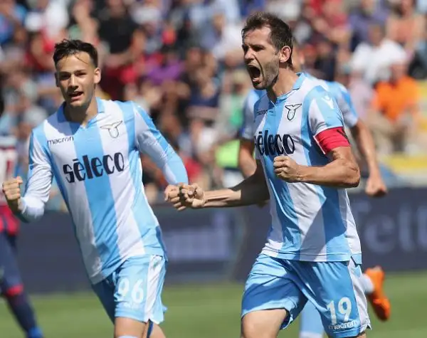 In vantaggio con Lulic su rigore i capitolini si fanno sorpassare delle reti di Simy e Ceccherini, nel finale il pareggio del solito Milinkovic-Savic.