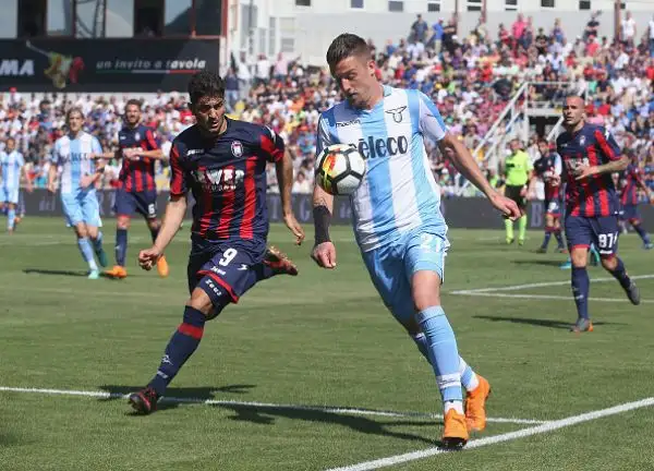 In vantaggio con Lulic su rigore i capitolini si fanno sorpassare delle reti di Simy e Ceccherini, nel finale il pareggio del solito Milinkovic-Savic.