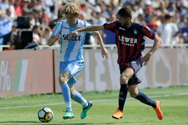 In vantaggio con Lulic su rigore i capitolini si fanno sorpassare delle reti di Simy e Ceccherini, nel finale il pareggio del solito Milinkovic-Savic.