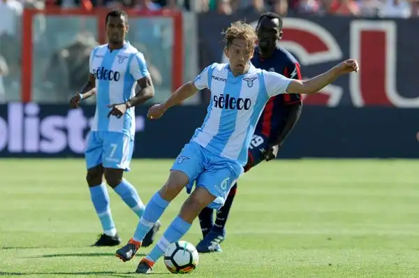 In vantaggio con Lulic su rigore i capitolini si fanno sorpassare delle reti di Simy e Ceccherini, nel finale il pareggio del solito Milinkovic-Savic.