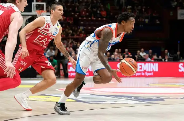 La partita a tratti è sembrata il replay di gara 1, poi l’Olimpia perde un po’ di fluidità e permette alla Red October Cantù di riavvicinarsi, senza però mettere mai a rischio il risultato finale.
