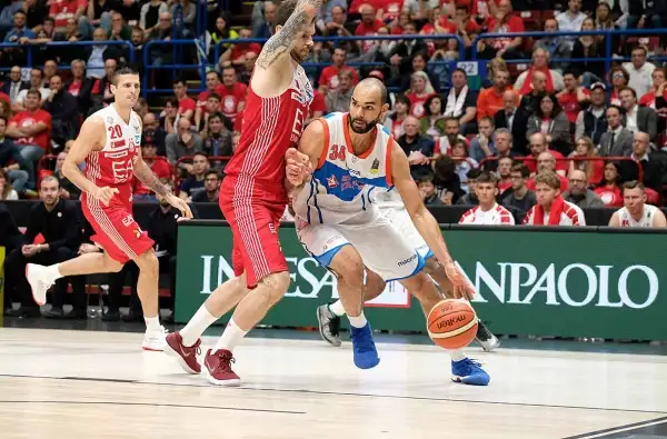 La partita a tratti è sembrata il replay di gara 1, poi l’Olimpia perde un po’ di fluidità e permette alla Red October Cantù di riavvicinarsi, senza però mettere mai a rischio il risultato finale.
