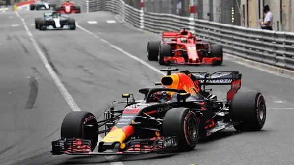 L'australiano della Red Bull, partito dalla pole position, nonostante un problema alla sua monoposto è riuscito a tenersi alle spalle Vettel, Hamilton, Raikkonen e Bottas.