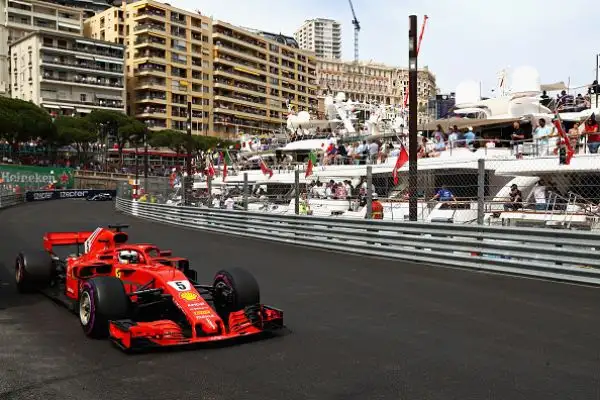 L'australiano della Red Bull, partito dalla pole position, nonostante un problema alla sua monoposto è riuscito a tenersi alle spalle Vettel, Hamilton, Raikkonen e Bottas.