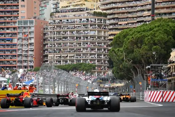 L'australiano della Red Bull, partito dalla pole position, nonostante un problema alla sua monoposto è riuscito a tenersi alle spalle Vettel, Hamilton, Raikkonen e Bottas.