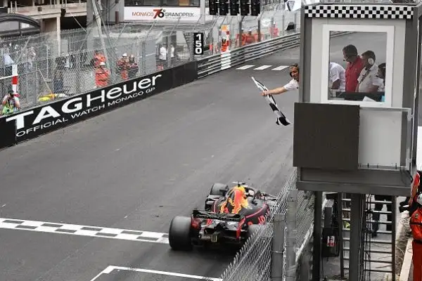 L'australiano della Red Bull, partito dalla pole position, nonostante un problema alla sua monoposto è riuscito a tenersi alle spalle Vettel, Hamilton, Raikkonen e Bottas.