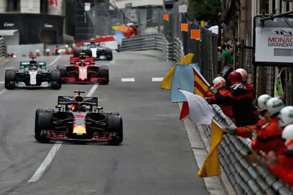 L'australiano della Red Bull, partito dalla pole position, nonostante un problema alla sua monoposto è riuscito a tenersi alle spalle Vettel, Hamilton, Raikkonen e Bottas.