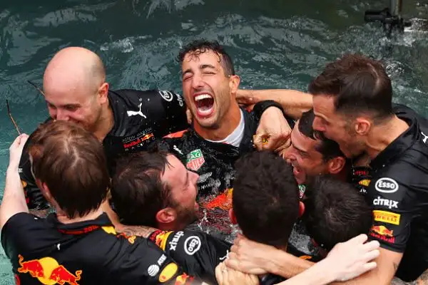 L'australiano della Red Bull, partito dalla pole position, nonostante un problema alla sua monoposto è riuscito a tenersi alle spalle Vettel, Hamilton, Raikkonen e Bottas.