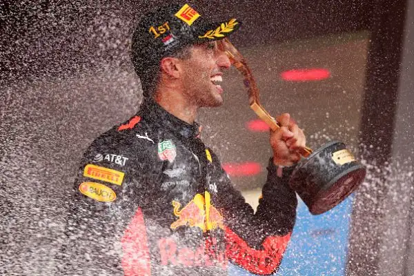 L'australiano della Red Bull, partito dalla pole position, nonostante un problema alla sua monoposto è riuscito a tenersi alle spalle Vettel, Hamilton, Raikkonen e Bottas.