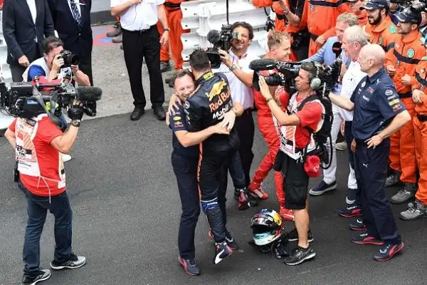 L'australiano della Red Bull, partito dalla pole position, nonostante un problema alla sua monoposto è riuscito a tenersi alle spalle Vettel, Hamilton, Raikkonen e Bottas.