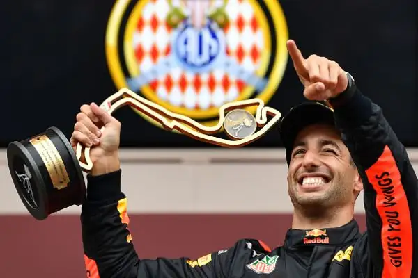 L'australiano della Red Bull, partito dalla pole position, nonostante un problema alla sua monoposto è riuscito a tenersi alle spalle Vettel, Hamilton, Raikkonen e Bottas.