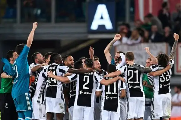 Per la Juventus sono sette di fila: il nuovo scudetto, conquistato in rimonta sul Napoli, è diventato matematico a Roma dopo lo 0-0 sui giallorossi.