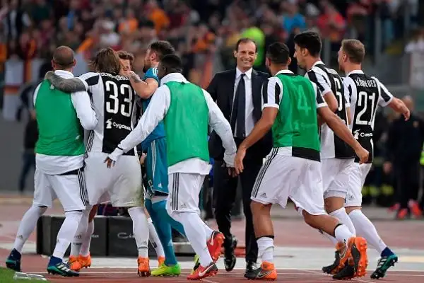 Per la Juventus sono sette di fila: il nuovo scudetto, conquistato in rimonta sul Napoli, è diventato matematico a Roma dopo lo 0-0 sui giallorossi.