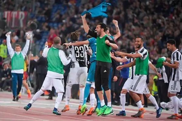 Per la Juventus sono sette di fila: il nuovo scudetto, conquistato in rimonta sul Napoli, è diventato matematico a Roma dopo lo 0-0 sui giallorossi.