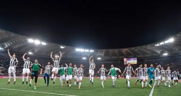 Per la Juventus sono sette di fila: il nuovo scudetto, conquistato in rimonta sul Napoli, è diventato matematico a Roma dopo lo 0-0 sui giallorossi.
