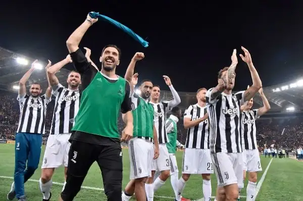 Per la Juventus sono sette di fila: il nuovo scudetto, conquistato in rimonta sul Napoli, è diventato matematico a Roma dopo lo 0-0 sui giallorossi.
