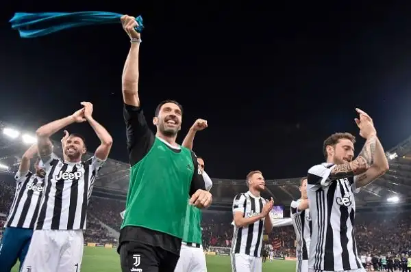 Per la Juventus sono sette di fila: il nuovo scudetto, conquistato in rimonta sul Napoli, è diventato matematico a Roma dopo lo 0-0 sui giallorossi.