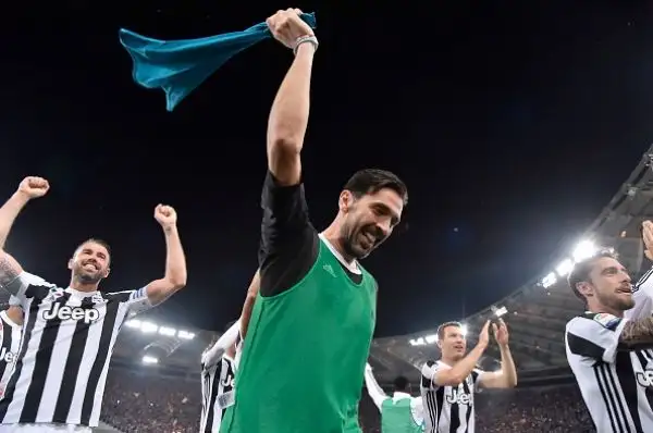 Per la Juventus sono sette di fila: il nuovo scudetto, conquistato in rimonta sul Napoli, è diventato matematico a Roma dopo lo 0-0 sui giallorossi.