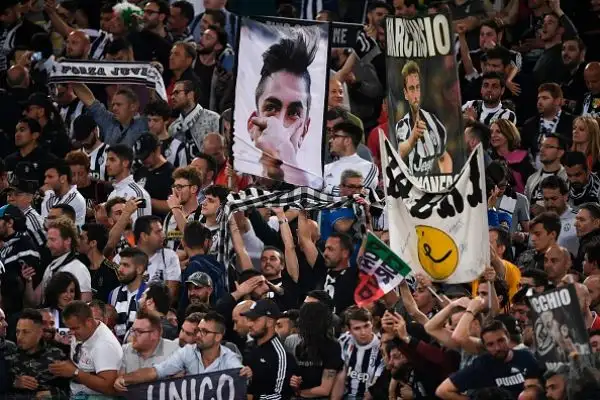 Per la Juventus sono sette di fila: il nuovo scudetto, conquistato in rimonta sul Napoli, è diventato matematico a Roma dopo lo 0-0 sui giallorossi.