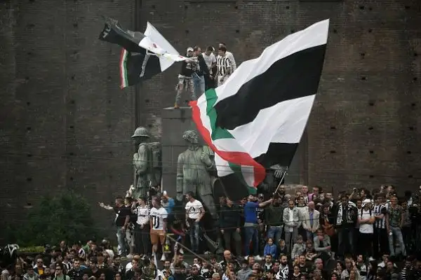 La Juventus ha festeggiato il suo settimo scudetto consecutivo sfilando per le strade di Torino, tra due ali di folla, con un pullman scoperto. Migliaia di persone hanno acclamato Buffon e compagni.