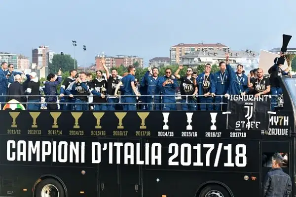 La Juventus ha festeggiato il suo settimo scudetto consecutivo sfilando per le strade di Torino, tra due ali di folla, con un pullman scoperto. Migliaia di persone hanno acclamato Buffon e compagni.