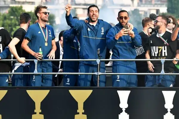 La Juventus ha festeggiato il suo settimo scudetto consecutivo sfilando per le strade di Torino, tra due ali di folla, con un pullman scoperto. Migliaia di persone hanno acclamato Buffon e compagni.