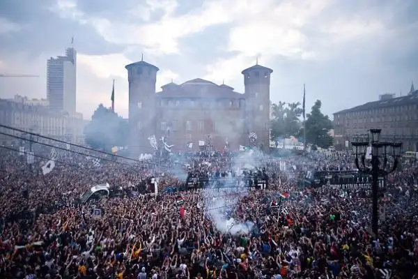 La Juventus ha festeggiato il suo settimo scudetto consecutivo sfilando per le strade di Torino, tra due ali di folla, con un pullman scoperto. Migliaia di persone hanno acclamato Buffon e compagni.