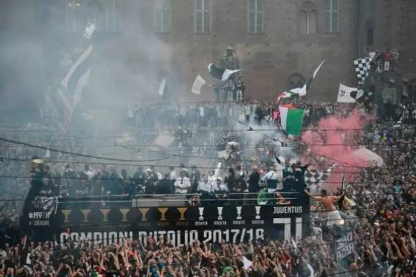 La Juventus ha festeggiato il suo settimo scudetto consecutivo sfilando per le strade di Torino, tra due ali di folla, con un pullman scoperto. Migliaia di persone hanno acclamato Buffon e compagni.