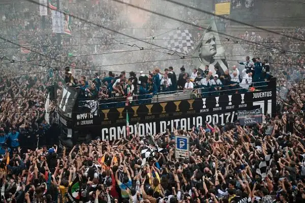 La Juventus ha festeggiato il suo settimo scudetto consecutivo sfilando per le strade di Torino, tra due ali di folla, con un pullman scoperto. Migliaia di persone hanno acclamato Buffon e compagni.