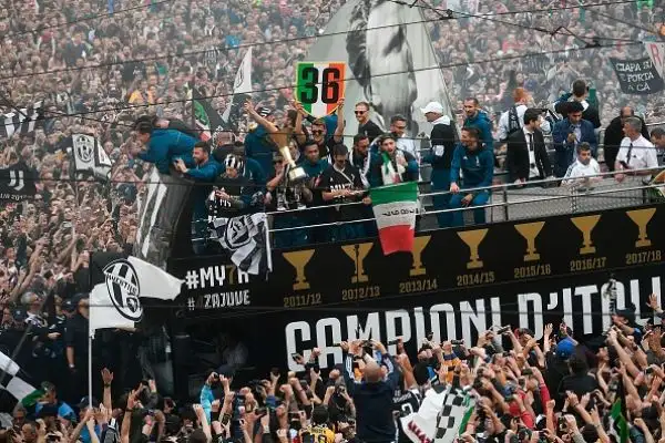 La Juventus ha festeggiato il suo settimo scudetto consecutivo sfilando per le strade di Torino, tra due ali di folla, con un pullman scoperto. Migliaia di persone hanno acclamato Buffon e compagni.