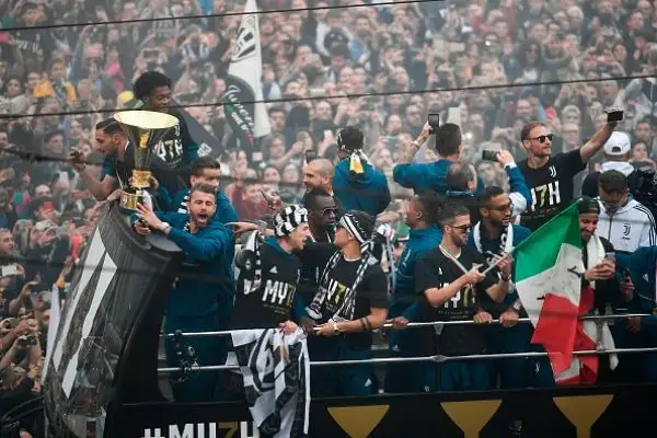 La Juventus ha festeggiato il suo settimo scudetto consecutivo sfilando per le strade di Torino, tra due ali di folla, con un pullman scoperto. Migliaia di persone hanno acclamato Buffon e compagni.