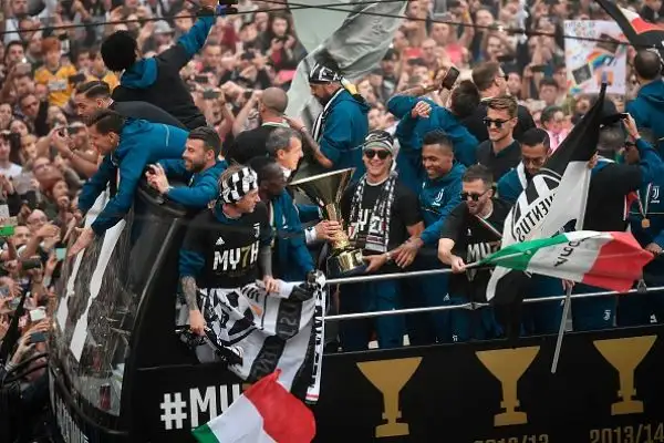 La Juventus ha festeggiato il suo settimo scudetto consecutivo sfilando per le strade di Torino, tra due ali di folla, con un pullman scoperto. Migliaia di persone hanno acclamato Buffon e compagni.